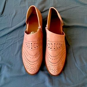 These shoes has not been wear and just order these few days ago